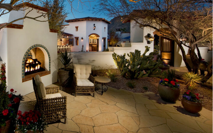 A courtyard at the phoenix event venue el chorro